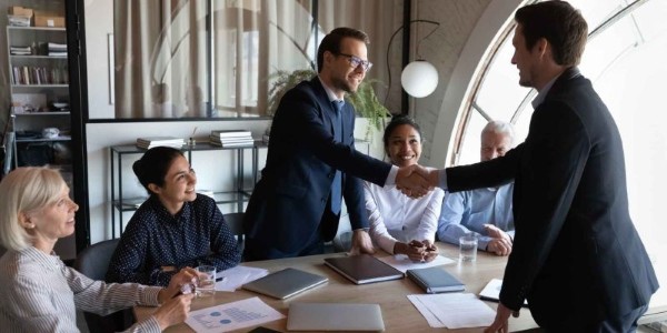 CEO cần xây dựng và duy trì các mối quan hệ tốt đẹp với khách hàng và nhà đầu tư