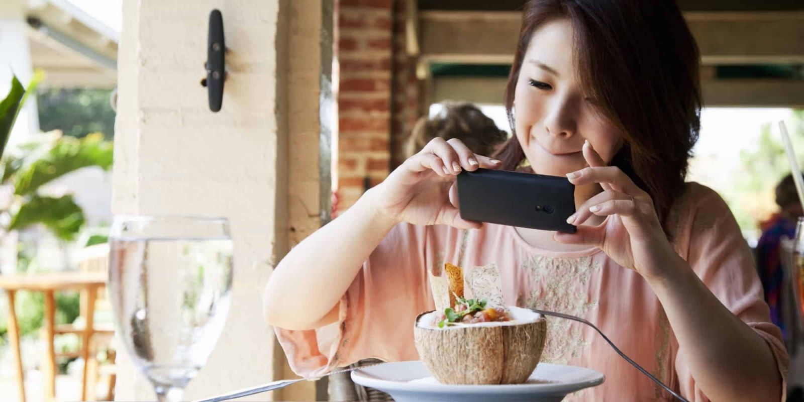 Đánh giá các sản phẩm, dịch vụ hoặc nội dung khác nhau và viết bài đánh giá chia sẻ ý kiến